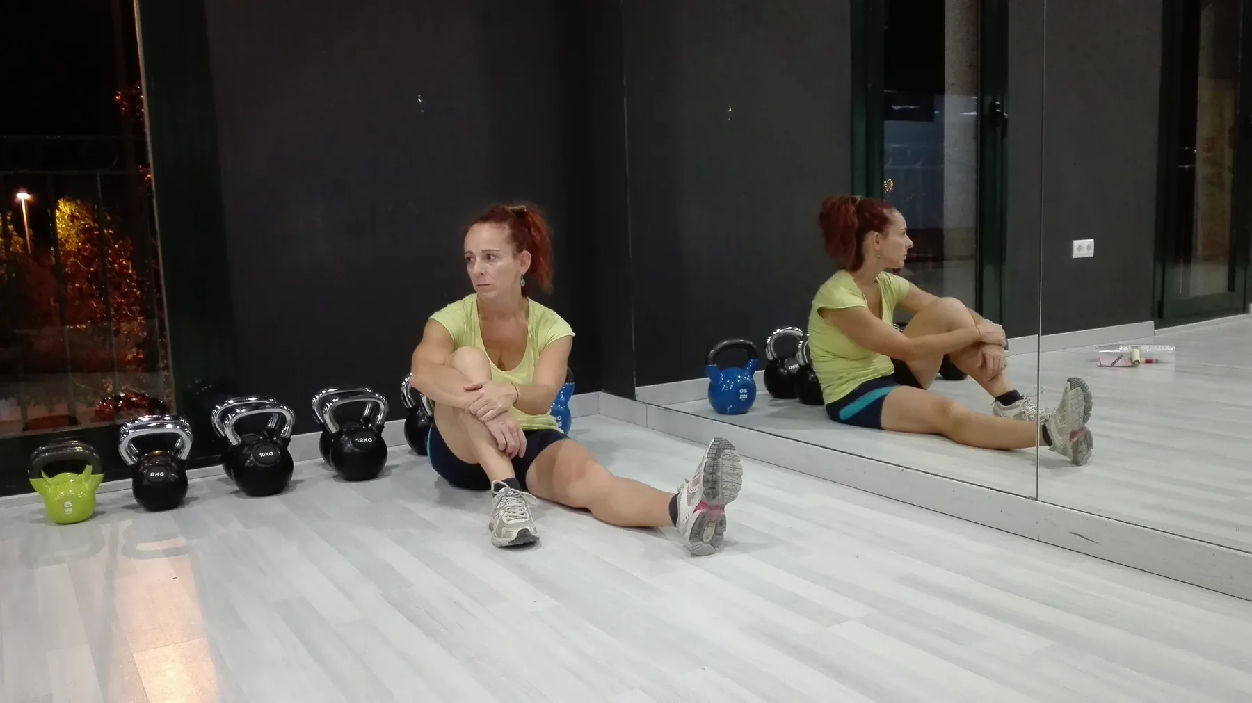 Alicia sentada junto a unas kettlebells en el primer local, la noche antes de abrir CEFYD