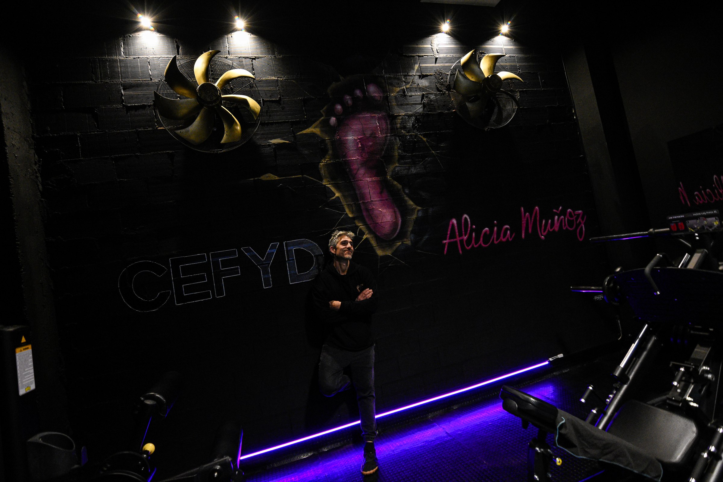 Mural de CEFYD iluminado con neones en las instalaciones actuales